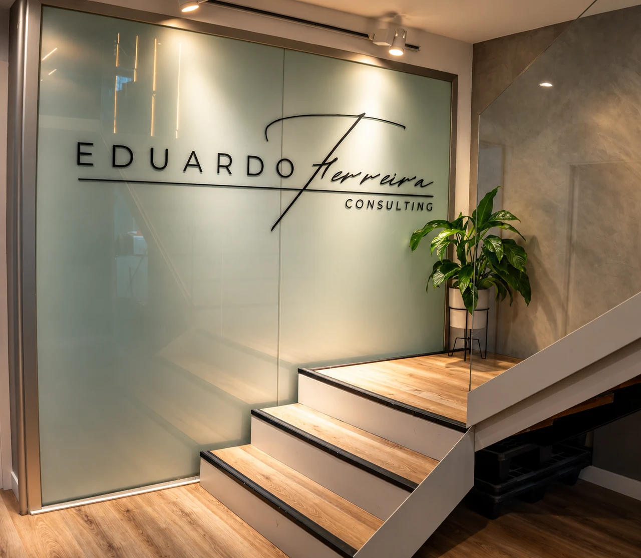 Firma de Eduardo Ferreira junto a la escalera iluminada