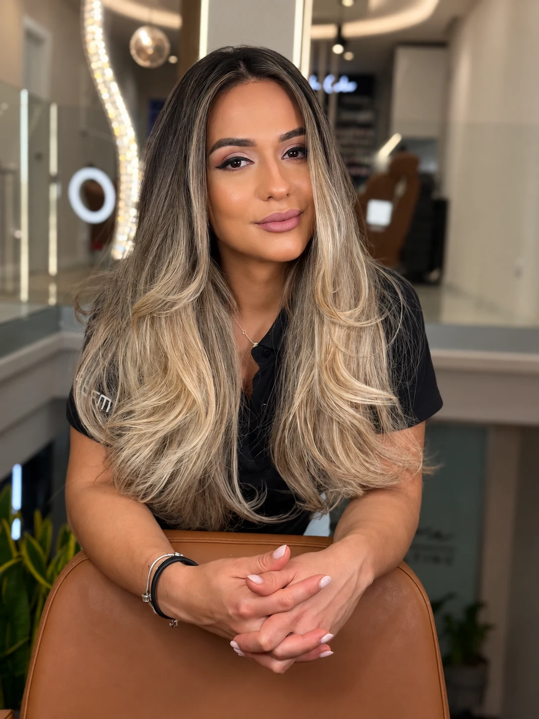 Cabello rubio con ondas y reflejos en Eduardo Ferreira