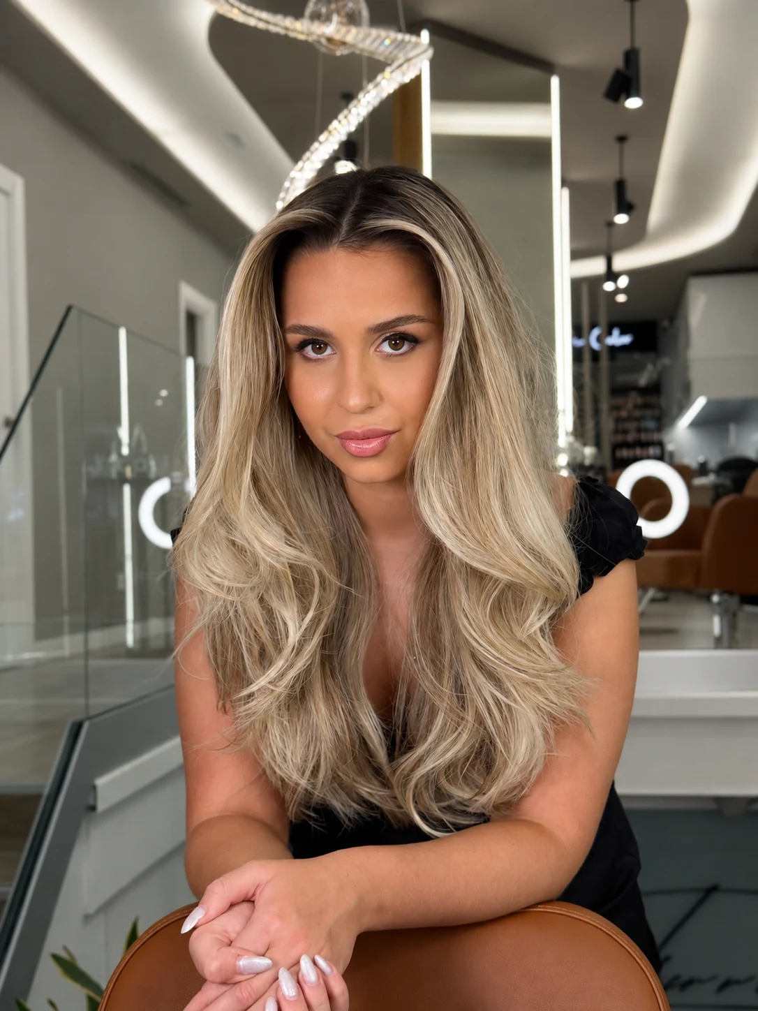 Cabello largo rubio con ondas y reflejos.