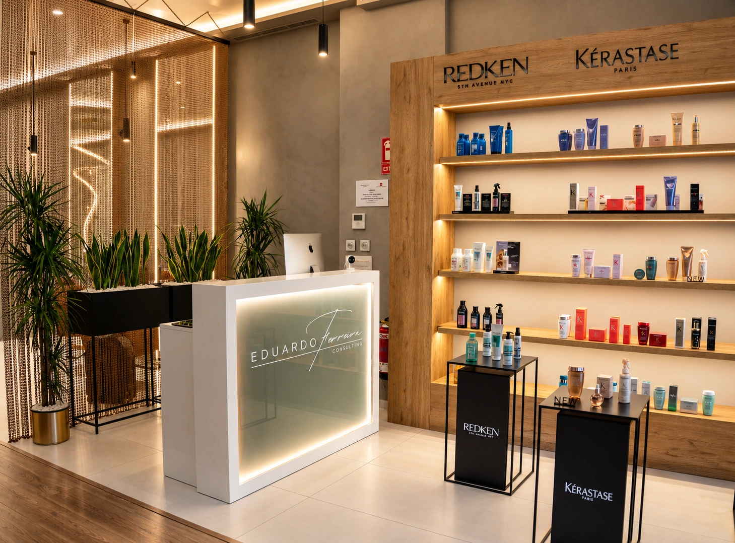 Recepción del salón Eduardo Ferreira con su logotipo, plantas y luz cálida