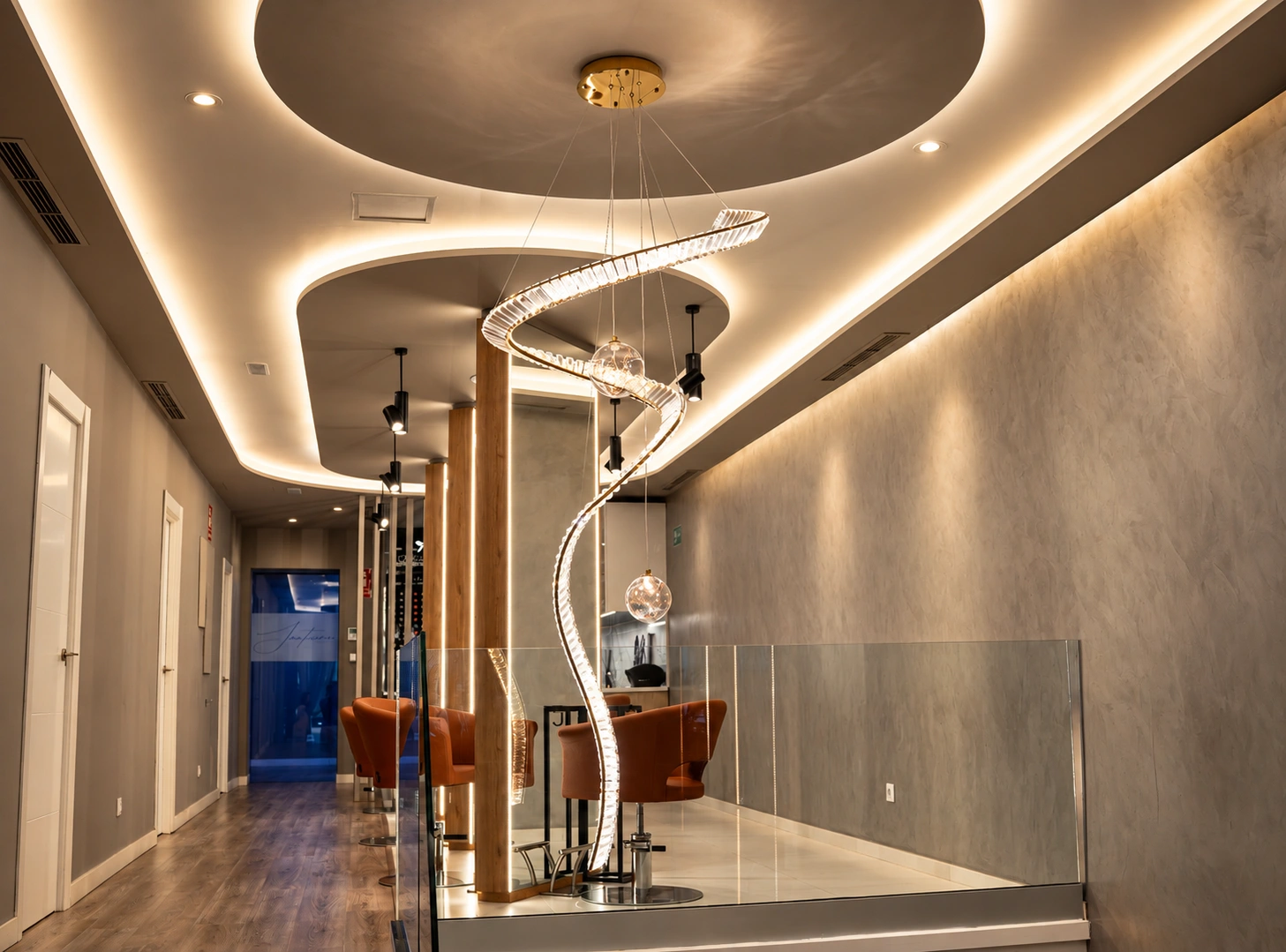 Salón Eduardo Ferreira con su lámpara escultórica y espejos