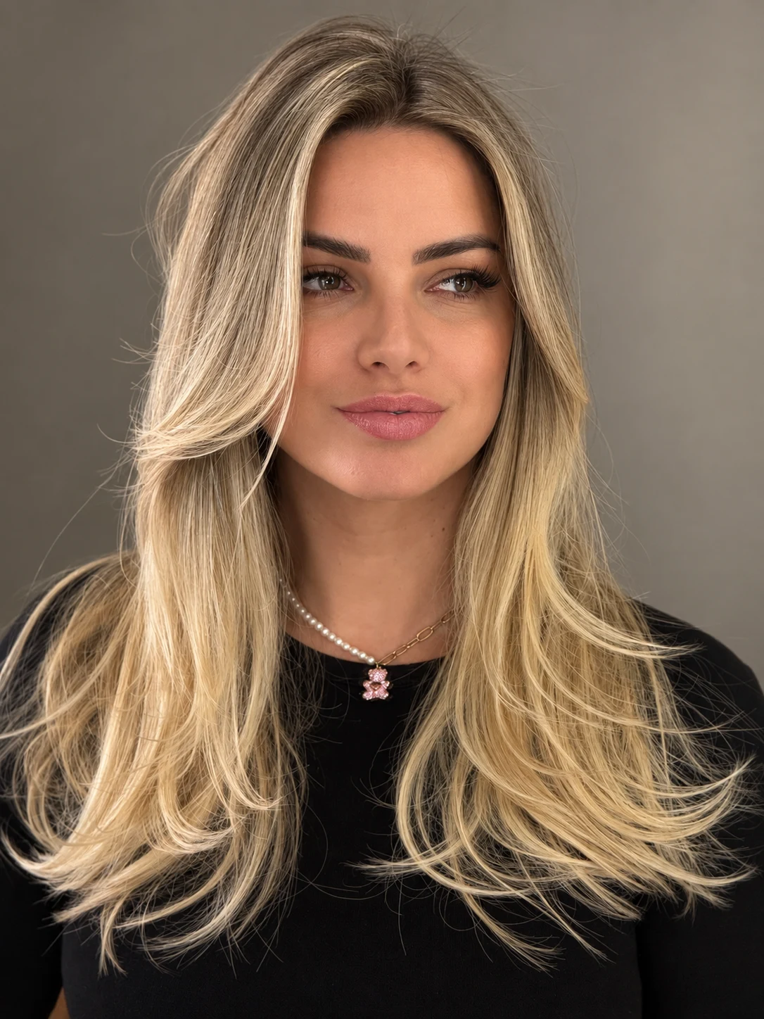 Detalle de una melena rubia de tacto visual sedoso