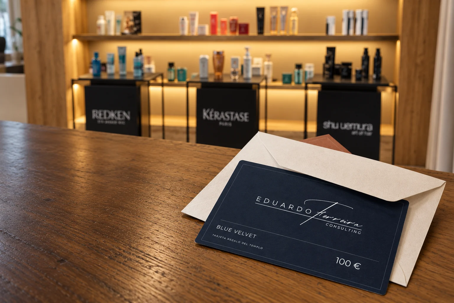 Tarjeta regalo Eduardo Ferreira sobre madera, con el salón al fondo